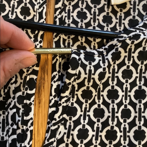 Michael Kors Chain Pattern Black and White Flowy Top Size M - Picture 5 of 6